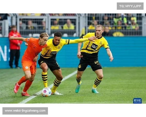 多特中场长传发起快攻，雷尔森右路传中精准制导